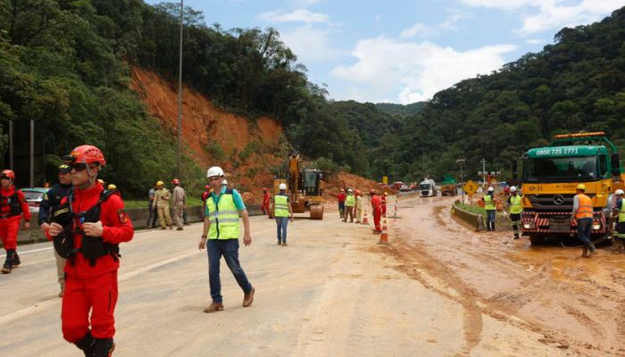 Equipes entram no quarto dia de buscas e avançam na limpeza da pista sul da BR-376